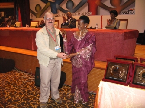 DWF Vietnam coordinator receives World Habitat Award in 2009 from UN Habitatat