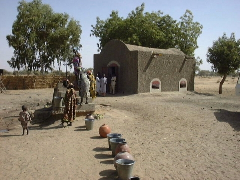 Woodless construction cereal bank in Niger